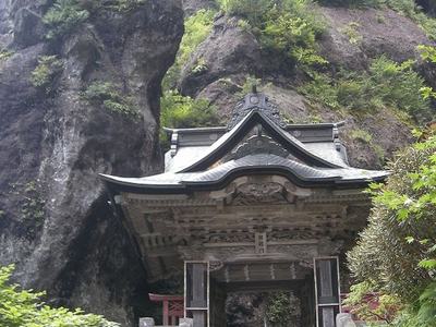 榛名神社の奇岩に抱かれた社殿