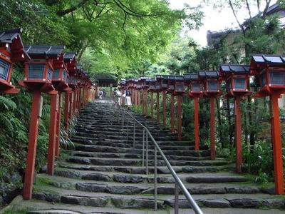 貴船神社 結社の春日灯籠の並ぶ表参道の石段