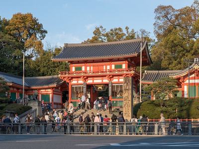 八坂神社の四条通に面して立つ西楼門