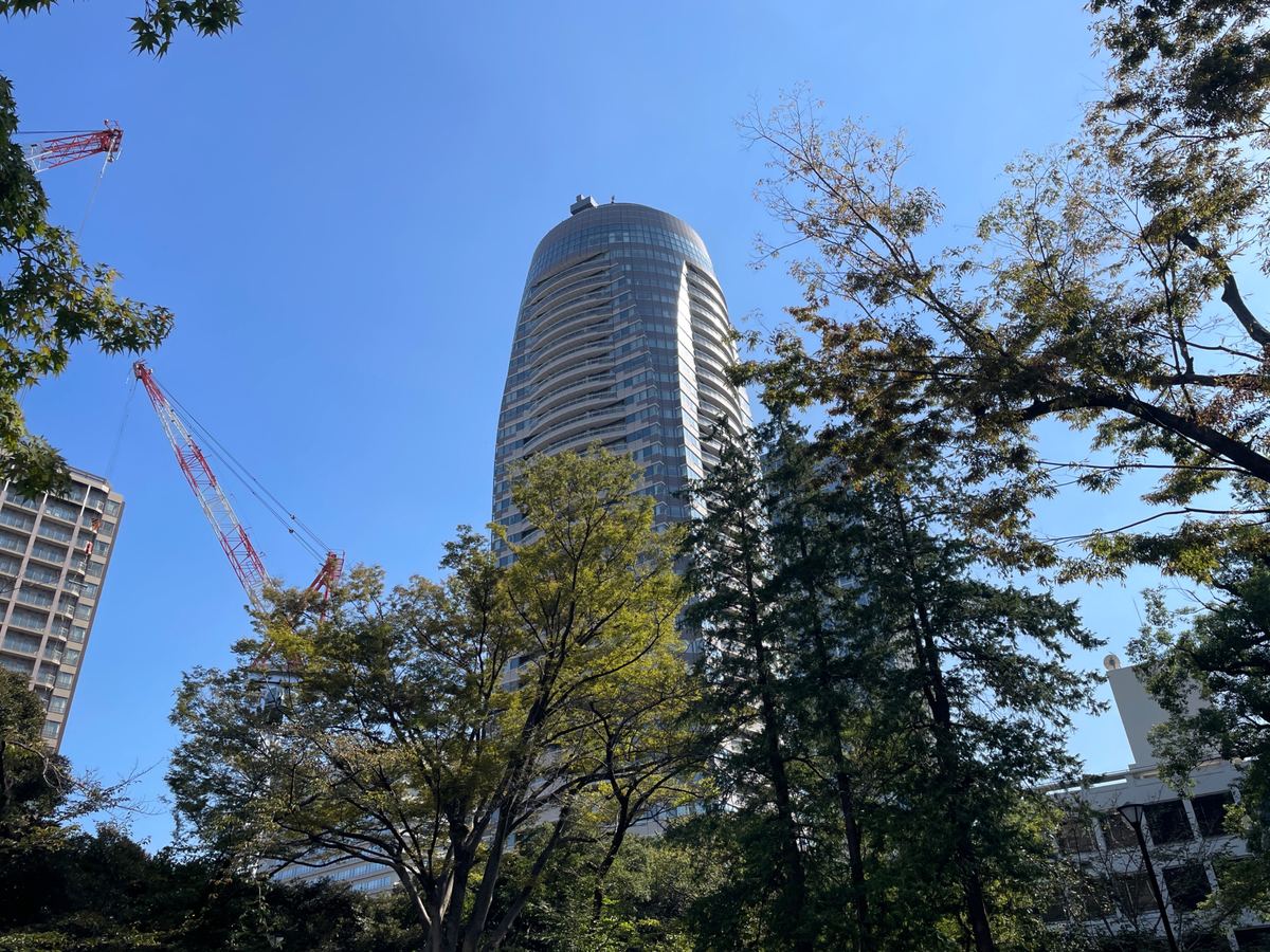 境内から見上げる超高層ビル