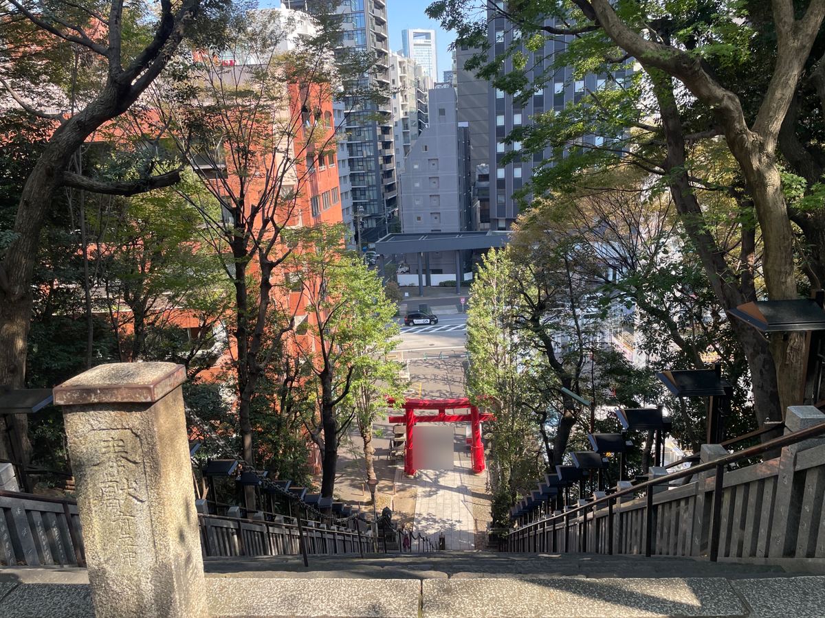 出世の石段を上から見下ろす。はるか下に朱の鳥居