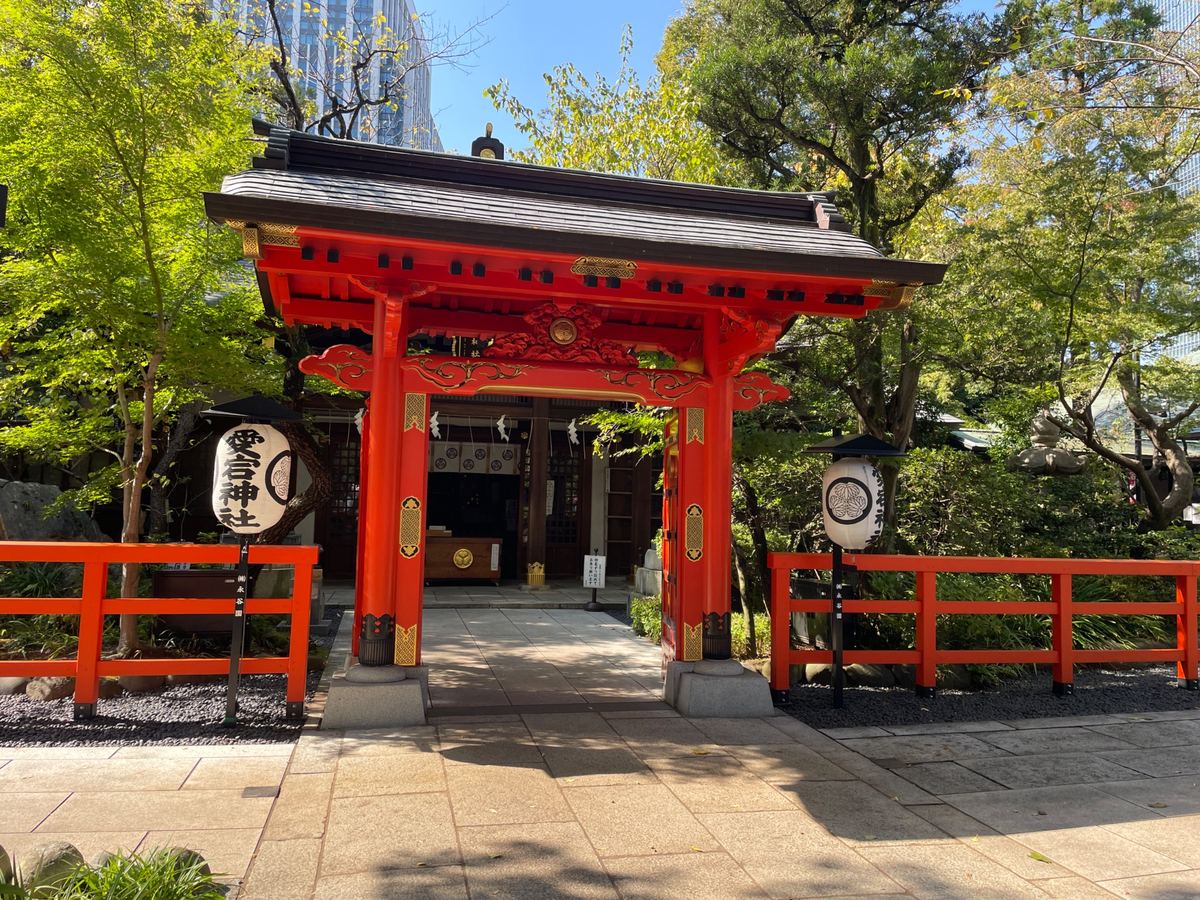 石段を上りきると現れる、丹塗りの門