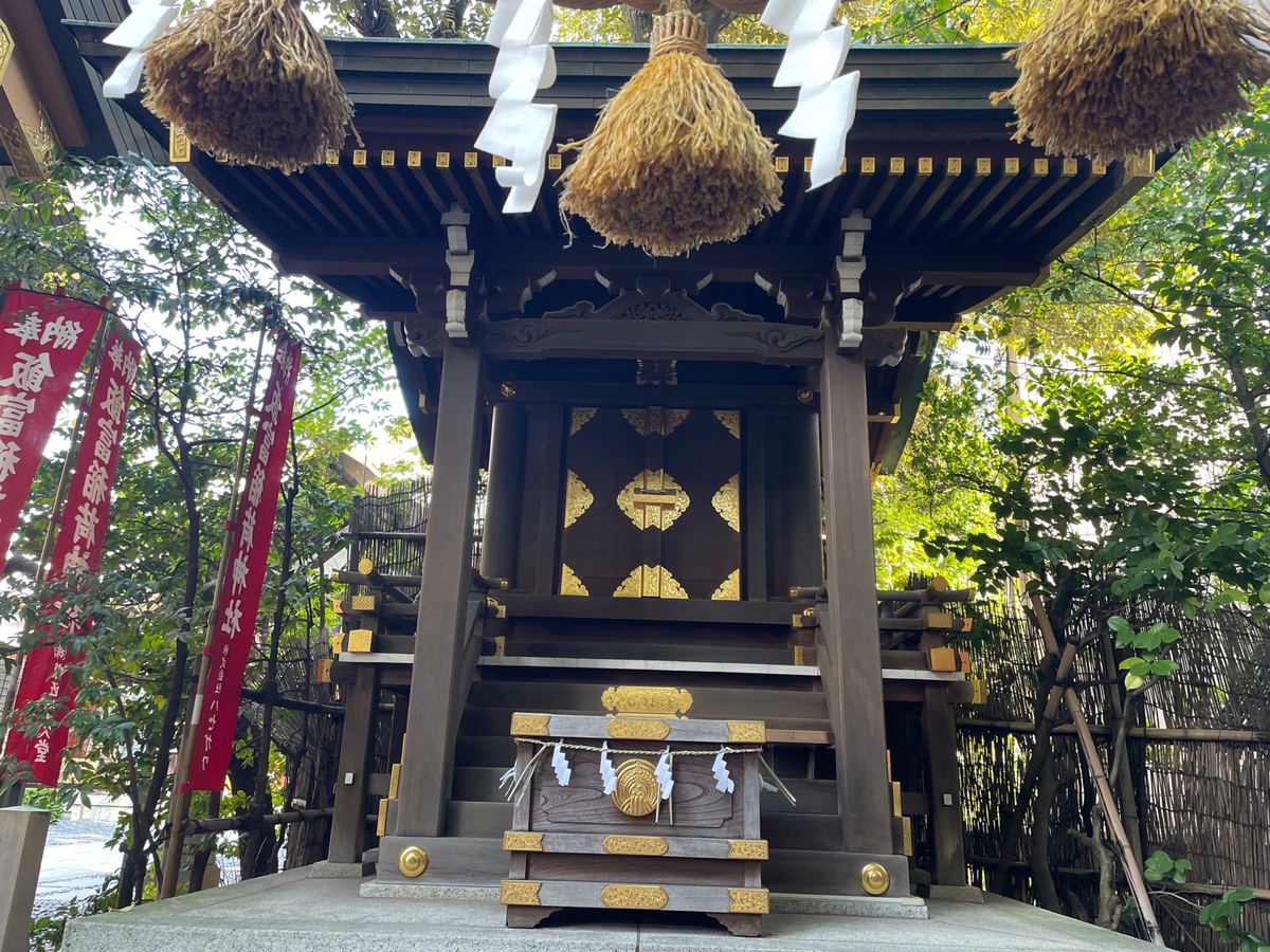 境内の飯富稲荷神社