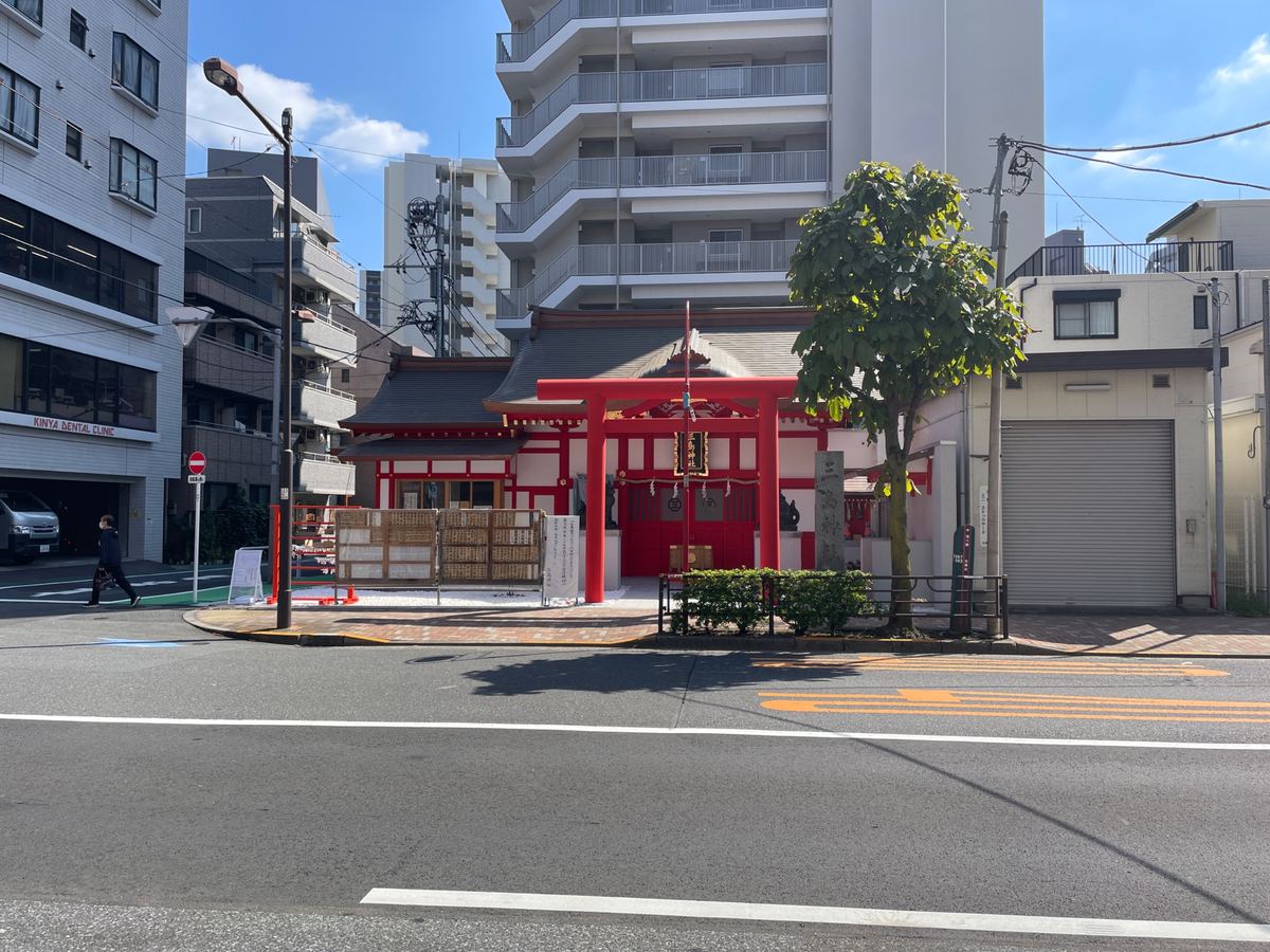 通りから見た三島神社。社殿のすぐ後ろにマンションが建つ